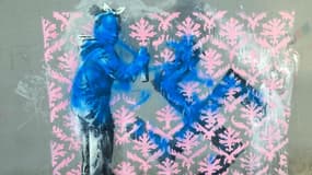 Cette fresque très politique fait déjà l'objet de dégradations.