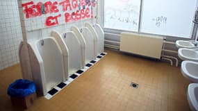 Photos des toilettes hommes prises le 9 octobre 2007 à l'Université de Nanterre. (Photo d'illustration)