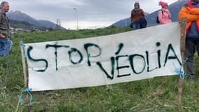 Une manifestation contre Véolia organisée sur le rond-point des Orres près de Baratier le samedi 12 avril 2025