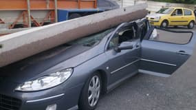 Une vue de la 407 Peugeot après que la chute de la paroie de béton.