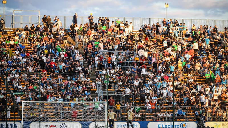 OM-ASSE: des supporters entrent sur la pelouse en plein match, un fan a fait un câlin à... l'arbitre