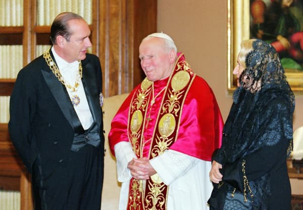 Jacques et Bernadette Chirac avec Jean-Paul II au Vatican le 20 juin 1996 