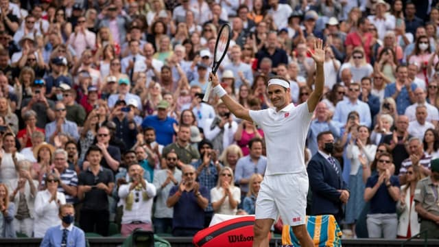 La joie du Suisse Roger Federer, après sa victoire en 3 sets face au Français Richard Gasquet, au 2e tour du tournoi de Wimbledon, le 1er juillet 2021 à Londres