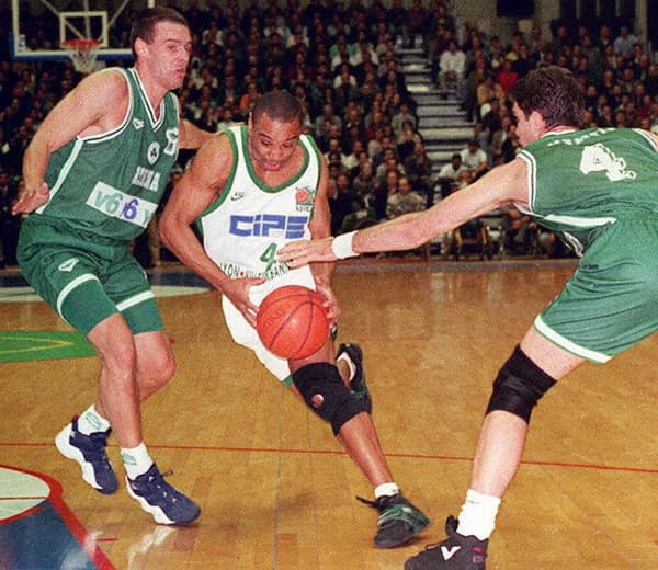 Le Villeurbannais Delaney Rudd (en blanc) face au Panathinaïkos en 1996