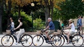 Des cyclistes à Paris.