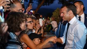 Le président Emmanuel Macron s'adonnant à un bain de foule à Bormes-les-Mimosas, le 17 août 2019