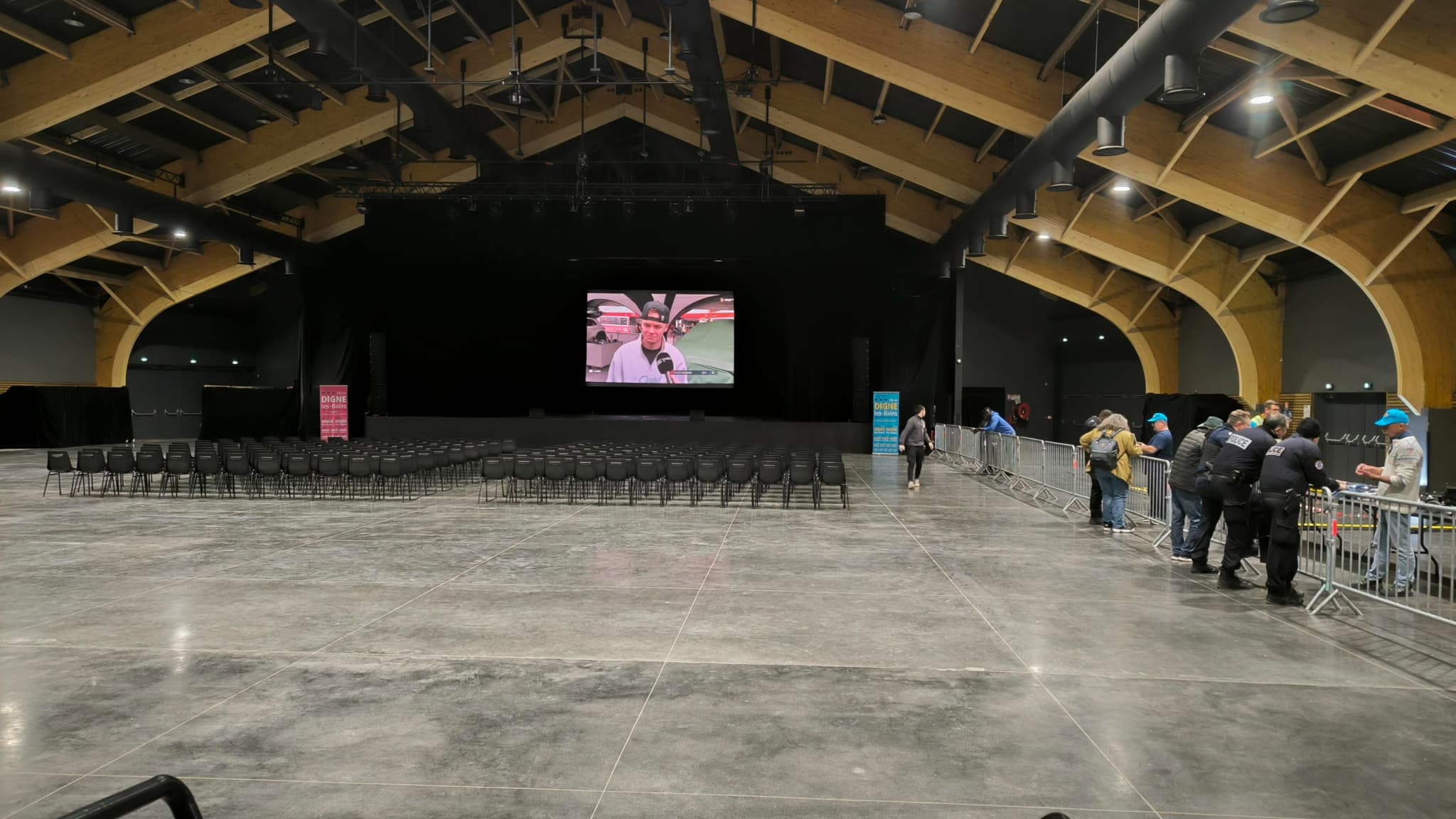 Un écran géant installé au Palais des congrès de Digne-les-Bains pour suivre le Rallye Monte-Carlo le 23 janvier 2025.