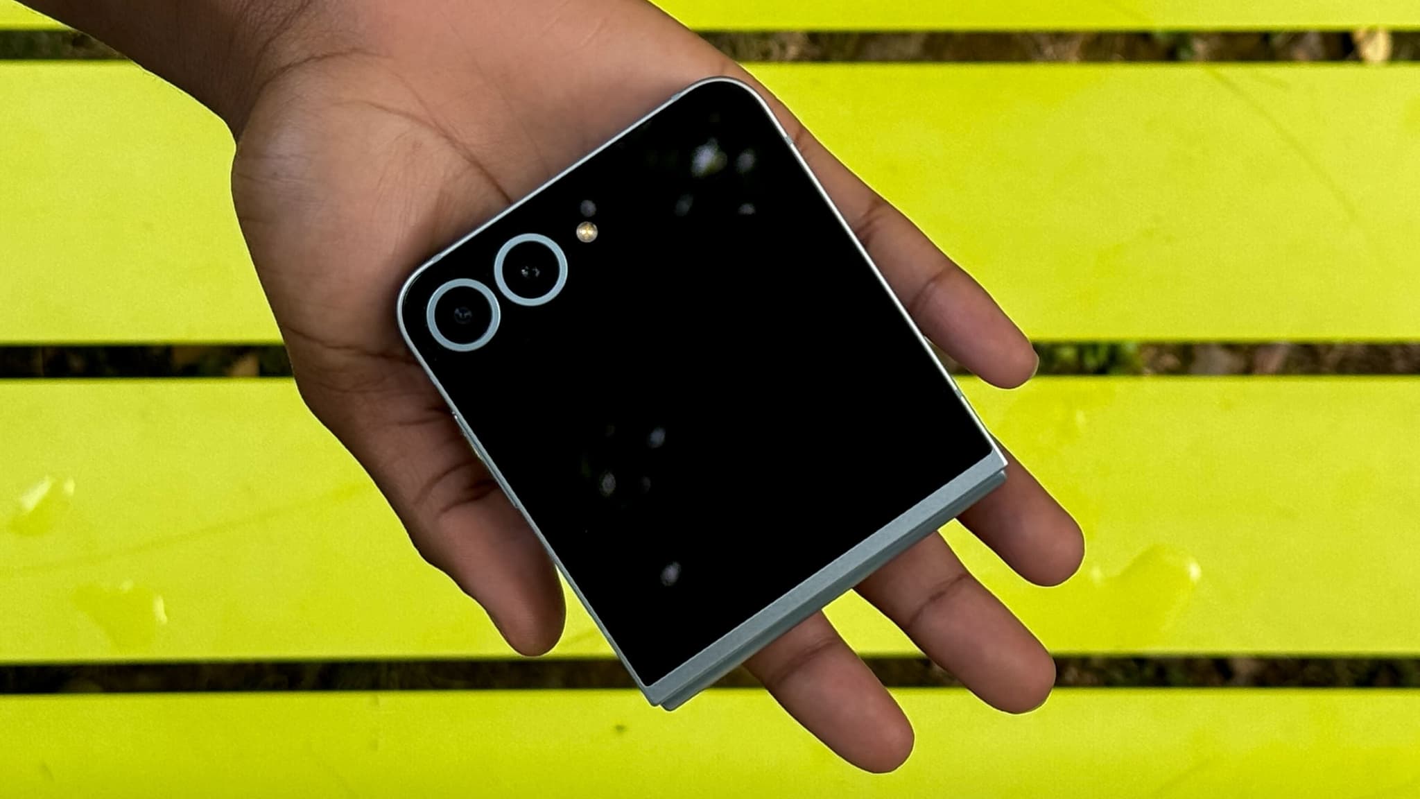 Le Galaxy Z Flip 6 est agréable à prendre en main;