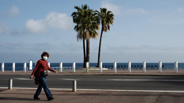 Une femme masquée sur la promenade des Anglais, à Nice (Alpes-Maritimes) durant le premier confinement, le 18 avril 2020.