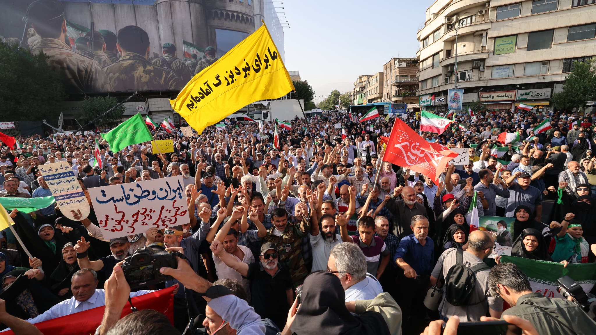 Des Iraniens manifestent contre l'attaque américaine sur la place Enghelab à Téhéran, le 22 juin 2025.