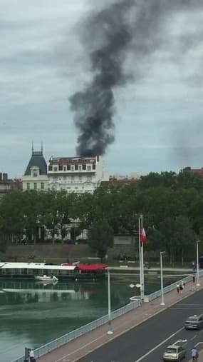 Un incendie dans le 6e arrondissement de Lyon - Témoins BFMTV