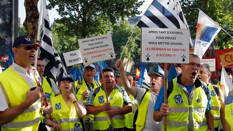 Manifestation de salariés de PSA devant le siège du groupe à Paris. Les représentants du personnel au Comité central d'entreprise de PSA Peugeot Citroën ont voté mercredi à l'unanimité la nomination d'un expert-comptable, qui devra vérifier le bien-fondé