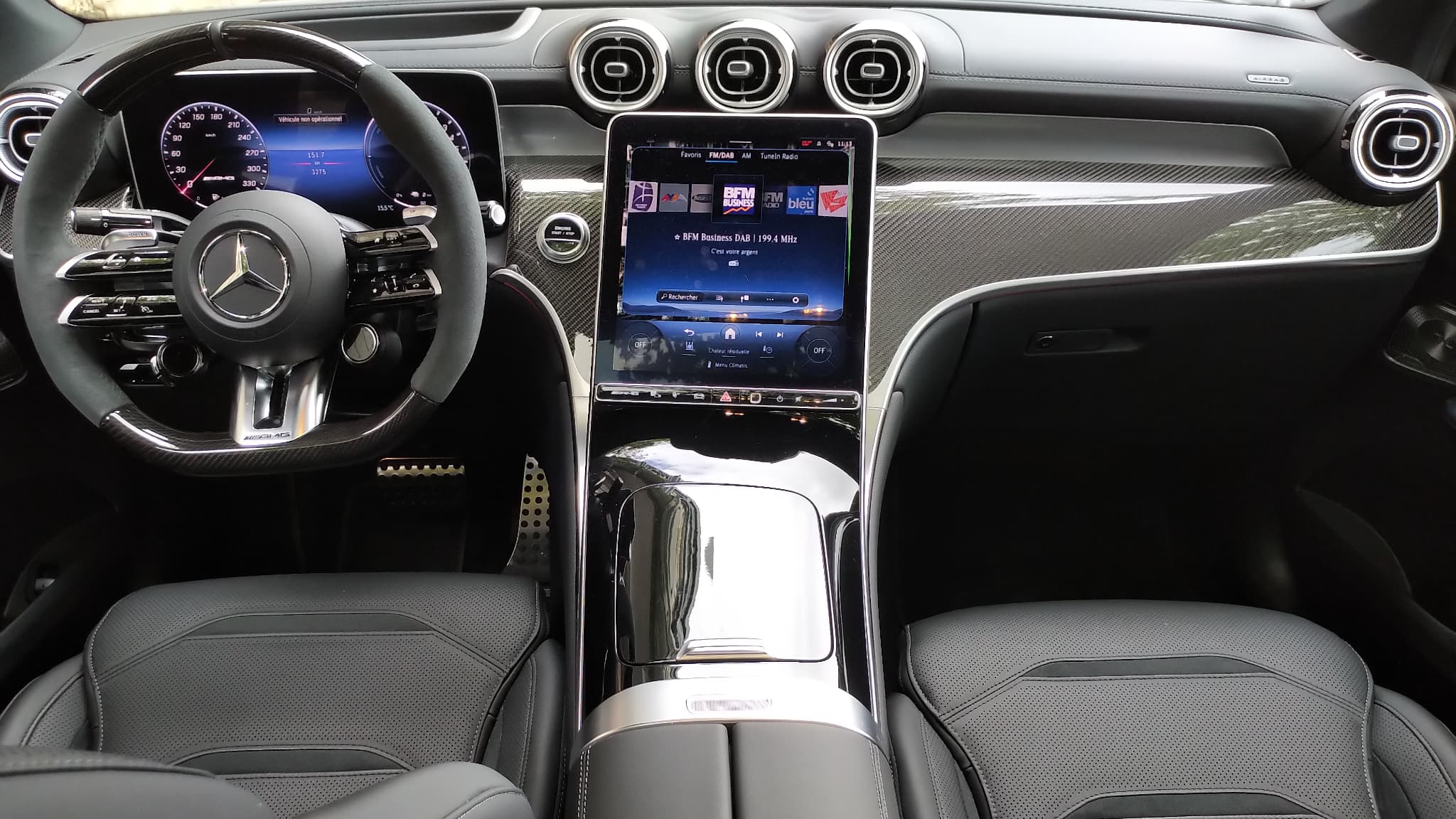 Le système d'infodivertissement de ce GLC Coupé 63S E Performance intègre la dernière version de l’assistant vocal MBUX ainsi que celle de l’audio Burmeister.