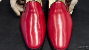 A l'usine mexicaine de Leon, le businessman Armando Martin  exhibe des chaussures du même modèle que celui porté par Ratzinger et bientôt reçues par lui en cadeau.