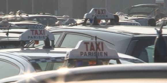 Les taxis protestent contre la concurrence des voitures de tourisme avec chauffeurs Les taxis protestent contre la concurrence des voitures de tourisme avec chauffeurs