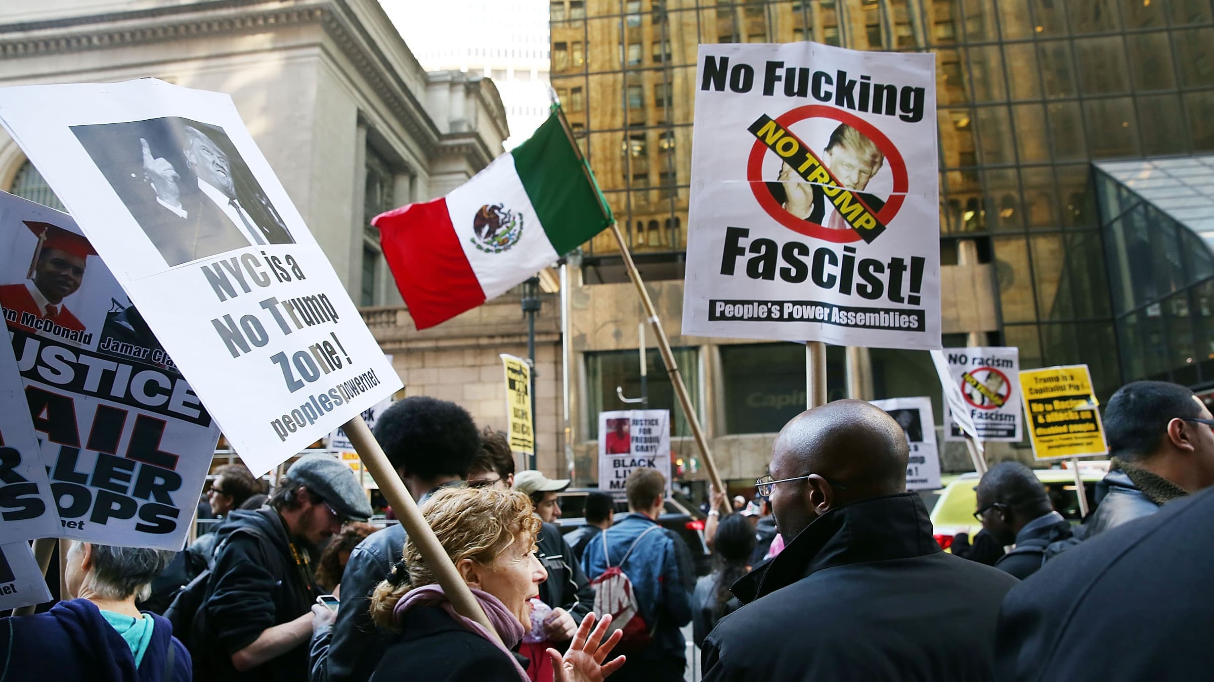 Des manifestants anti-Trump, le 14 avril, à New York, devant un immeuble où se tient un gala du Parti républicain. Des manifestants anti-Trump, le 14 avril, à New York, devant un immeuble où se tient un gala du Parti républicain.