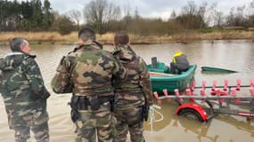 Les gendarmes patrouillent dans le marais audomarois pour éviter les cambriolages dans les maisons évacuées à cause des inondations, en janvier 2023.