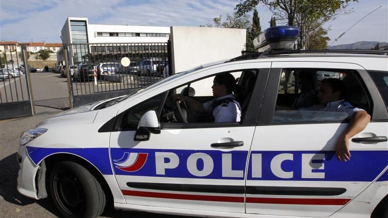 Devant la brigade anti-criminalité (BAC) Nord de Marseille. Les quatre policiers de la BAC Nord de Marseille.