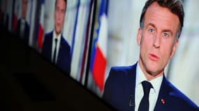 Capture d'écran du président français Emmanuel Macron lors de ses voeux pour le Nouvel An depuis le palais de l'Elysée, Paris, le 31 décembre 2024