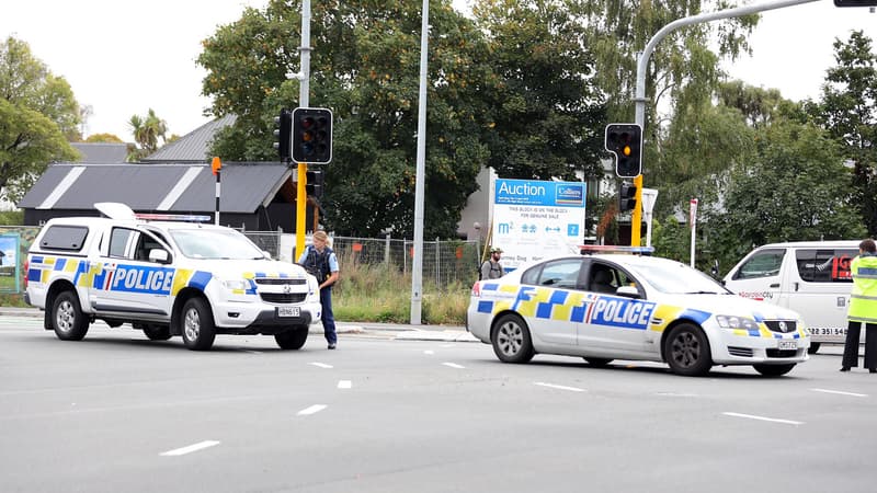 AFP - Des agents de police près de l'une des deux mosquées de Christchurch où ont eu lieu les fusillades.