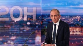 Eric Zemmour sur le plateau du JT de TF1 aprs l'annonce de sa candidature à la présidentielle, le 30 novembre 2021 à Boulogne-Billancourt, près de Paris