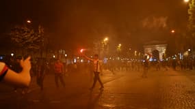 Des supporters du Paris Saint-Germain célèbrent la victoire du PSG lors de la finale de la Ligue des champions de l'UEFA entre le Paris Saint-Germain (PSG) et l'Inter Milan à Munich, sur l'avenue des Champs-Élysées à Paris, le 31 mai 2025.