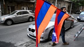 Un Arménien défile avec le drapeau de son pays à Erevan, le 4 octobre 2020