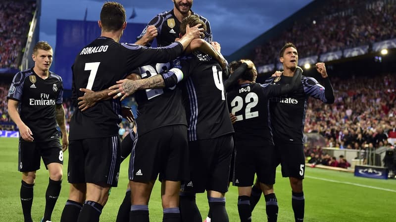 Karim Benzema et les joueurs du Real fêtent le but d'Isco
