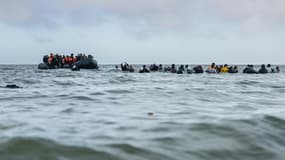Des migrants embarquent à bord d'un bateau pour tenter de traverser la Manche, le 26 mars 2025 au large de la plage de Gravelines, dans le nord de la France