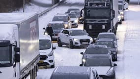 Des automobilistes bloqués sur la route E45 à côté de Randers, au Danemark, le 4 janvier 2024