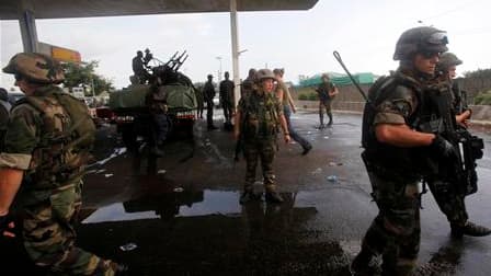 Patrouille de soldats français dans la banlieue nord d'Abidjan. Selon l'état-major français des armées, la force Licorne a tenté en vain d'aider des diplomates dans la nuit de vendredi à samedi à Abidjan, avant d'y renoncer pour des raisons de sécurité. L