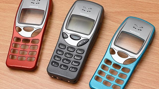 Le téléphone portable Nokia 3210 était disponible en de multiple coloris.
