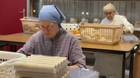 Des sœurs de l'abbaye Notre-Dame de Bon-Secours à Blauvac (Vaucluse) en train de confectionner des hosties au début du mois de septembre 2023.