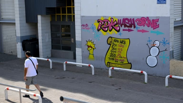 Le prix des drogues peint sur un mur de la cité de La Castellane, dans les quartiers nord de Marseille, le 27 juin 2023