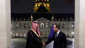 Le ministre saoudien de la Défense, le Prince Khalid bin Salman al-Saud, serre la main du ministre des Armées français, Sébastien Lecornu, devant les Invalides en décembre 2023