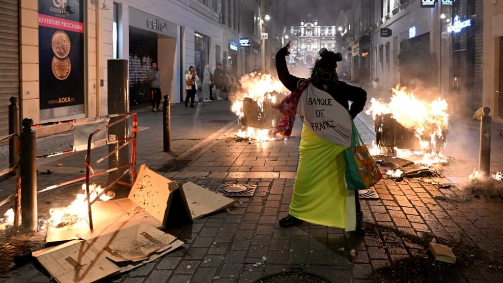 Un incendie lors d'une manifestation organisée à Marseille le 16 mars 2023 
