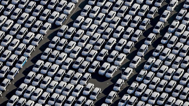 Image d'illustration - Des voitures neuves sur un parking.