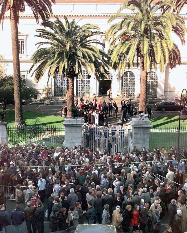 La foule devant la préfecture d'Ajaccio le 9 février 1998