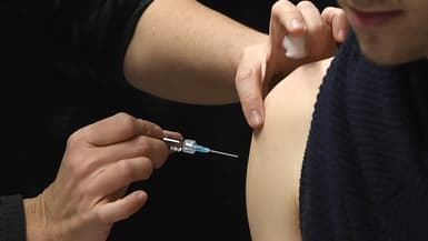 Une personne se faisant vacciner contre la méningite en janvier 2017.
