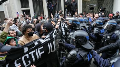 Des étudiants face aux forces de l'ordre à Sciences Po (Paris) pendant une manifestation en soutien à la Palestine