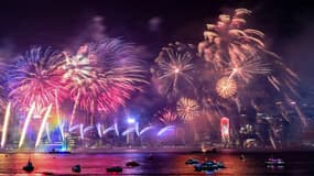 Des feux d'artifice explosent dans le port de Victoria pour célébrer le Nouvel An à Hong Kong, le 1er janvier 2024.