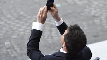 L'Etat attend 2,5 milliards d'euros de la vente des fréquences 700 MHz aux opérateurs mobiles; Le choix d'enchères ascendantes à plusieurs tours, devrait maximiser les recettes de l'Etat, au-dessus de ce niveau plancher.