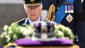 Le prince Charles marche derrière le cercueil de la reine Elizabeth II, sur lequel a été déposé la couronne de l'État impérial, le 14 septembre 2022 à Londres (Royaume-Uni).