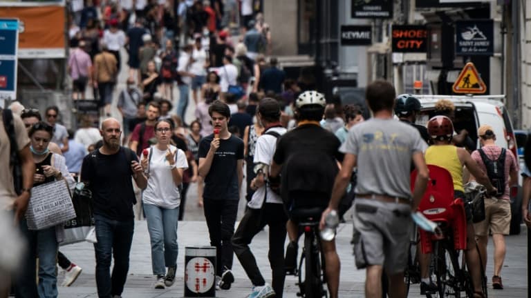 Des piétons dans une rue de Nantes, le 17 juin 2021 en France