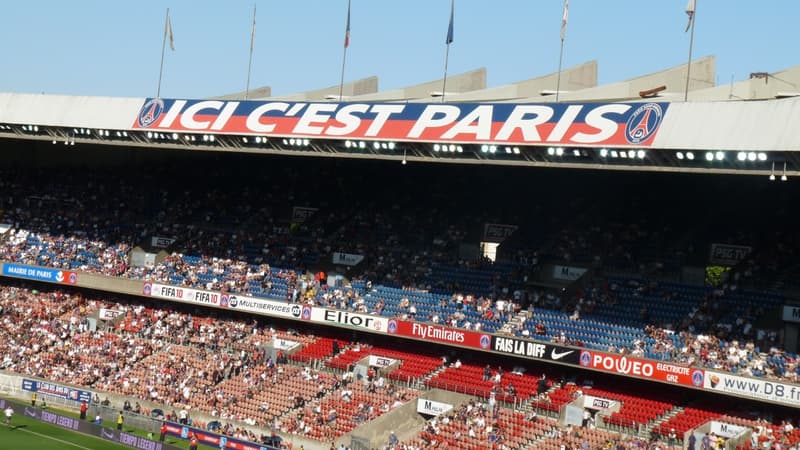Le slogan "Ici c'est Paris" était déjà présent en 2010, avant que les associations de supporters ne soient interdites. 