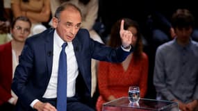 Le candidat Reconquête! à la présidentielle français Eric Zemmour durant l'enregistrement de l'émission "La France face a la guerre" sur la chaîne TF1 à Saint-Denis, au nord de Paris, le 14 mars 2022