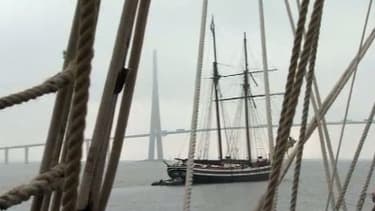 Les bateaux de l'Armada 2013 près du pont de Normandie le 5 juin 2013.