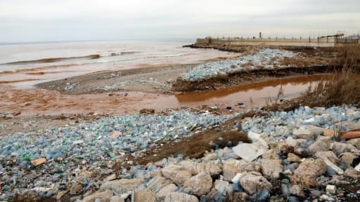 Déchets en plastique dans le lit du fleuve Ghadir qui se jette dans la mer Méditerranée près de Beyrouth, le 14 janvier 2017