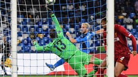 Adrian face à Dries Mertens.
