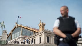 Un policier devant la gare Saint-Charles à Marseille le 1er octobre 2017.